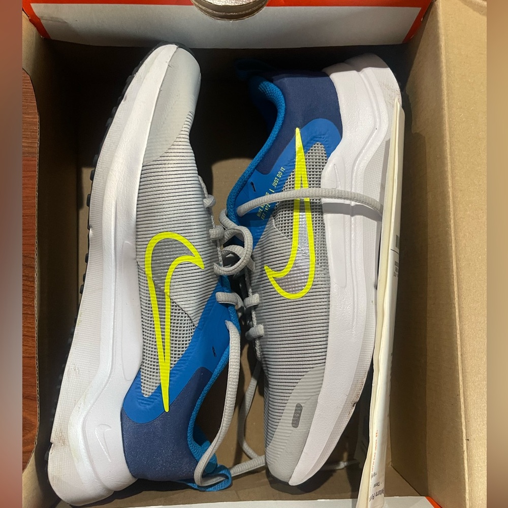 Boys 4.5 Nike Downshifters
